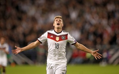 雷速电竞-F加拿大站汉密尔顿夺冠后喷香槟烫伤